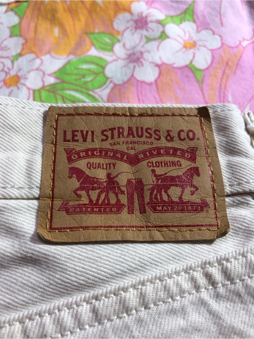 Levi’s Low Pro Straight Leg Jeans Size 26 Ecru Off-White Distressed 90s Baggy - Picture 16 of 16